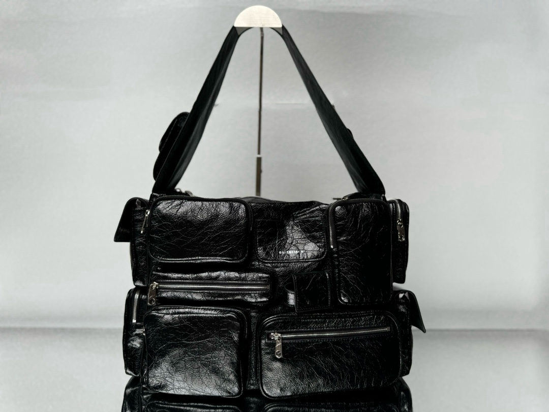 Balenciaga superbusy