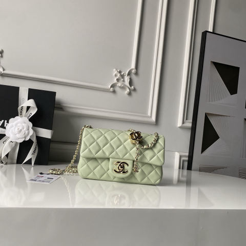 The exquisite light gold CHANEL double C buckle