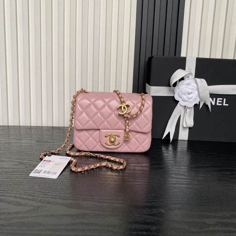 CHANEL's exquisite double C clasp