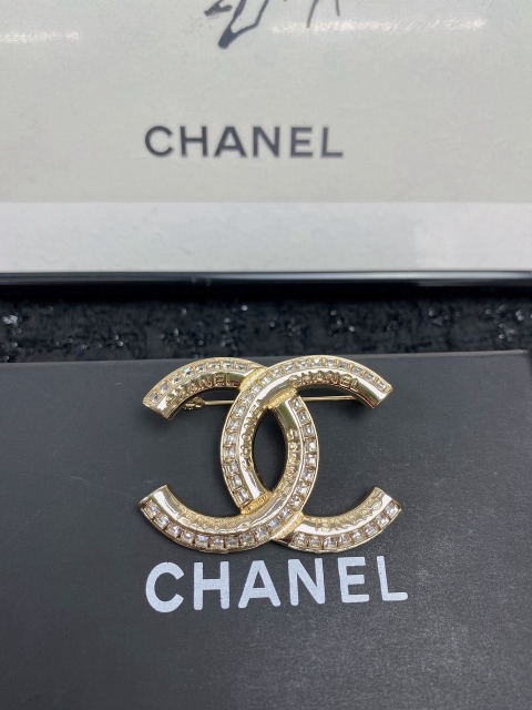 CHANEL brooch