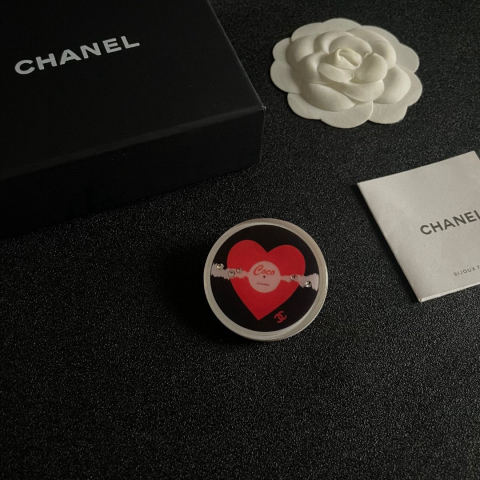 Chanel round heart-shaped double C brooch