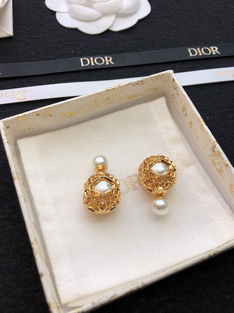 Dior openwork pearl flower earrings