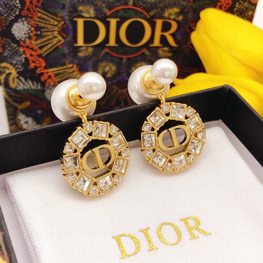 Dior letter-shaped round pearl stud earrings