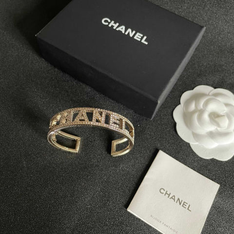 CHANEL C-letter openwork bracelet; Chanel high-quality micro-diamond bracelet.
