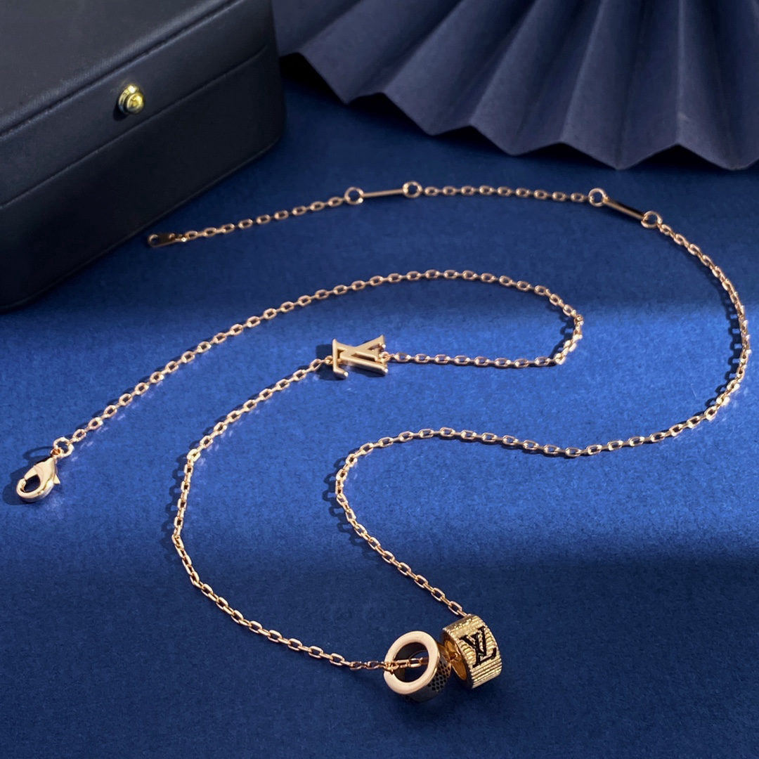 LV four-leaf clover pendant necklace